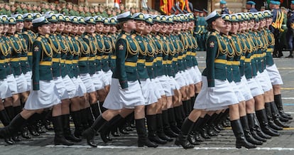 Soldados de la Federación Rusa desfilan en la Plaza Roja de Moscú en el Día de la Victoria.  41.000 mujeres forman parte del Ejército ruso, según datos oficiales del Gobierno ruso. 
