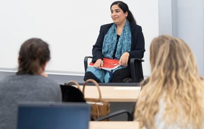 Malalai Joya, activista afgana exiliada en España, en una charla con estudiantes, durante la Semana de la Sostenibilidad de Esade, en Sant Cugat del Vallés, Barcelona, en febrero de 2023