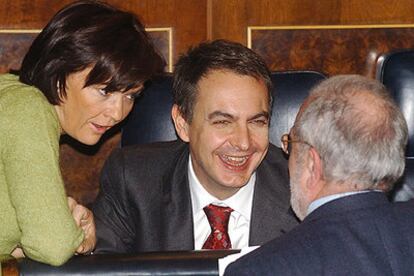 José Luis Rodríguez Zapatero charla con el diputado Jordi Pedret en presencia de Carmen Calvo ayer en el Congreso.