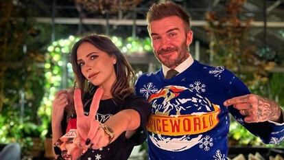 David y Victoria Beckham, con jerseys navideños en diciembre de 2021.