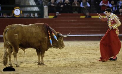 El torero Lopez Simón frente a 'Pasmoso', que fue indultado en la Feria de Las Fallas.