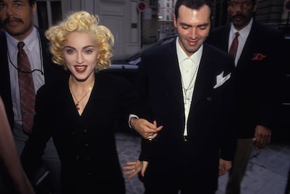 Madonna y su hermano Christopher Ciccone en París en 1990.