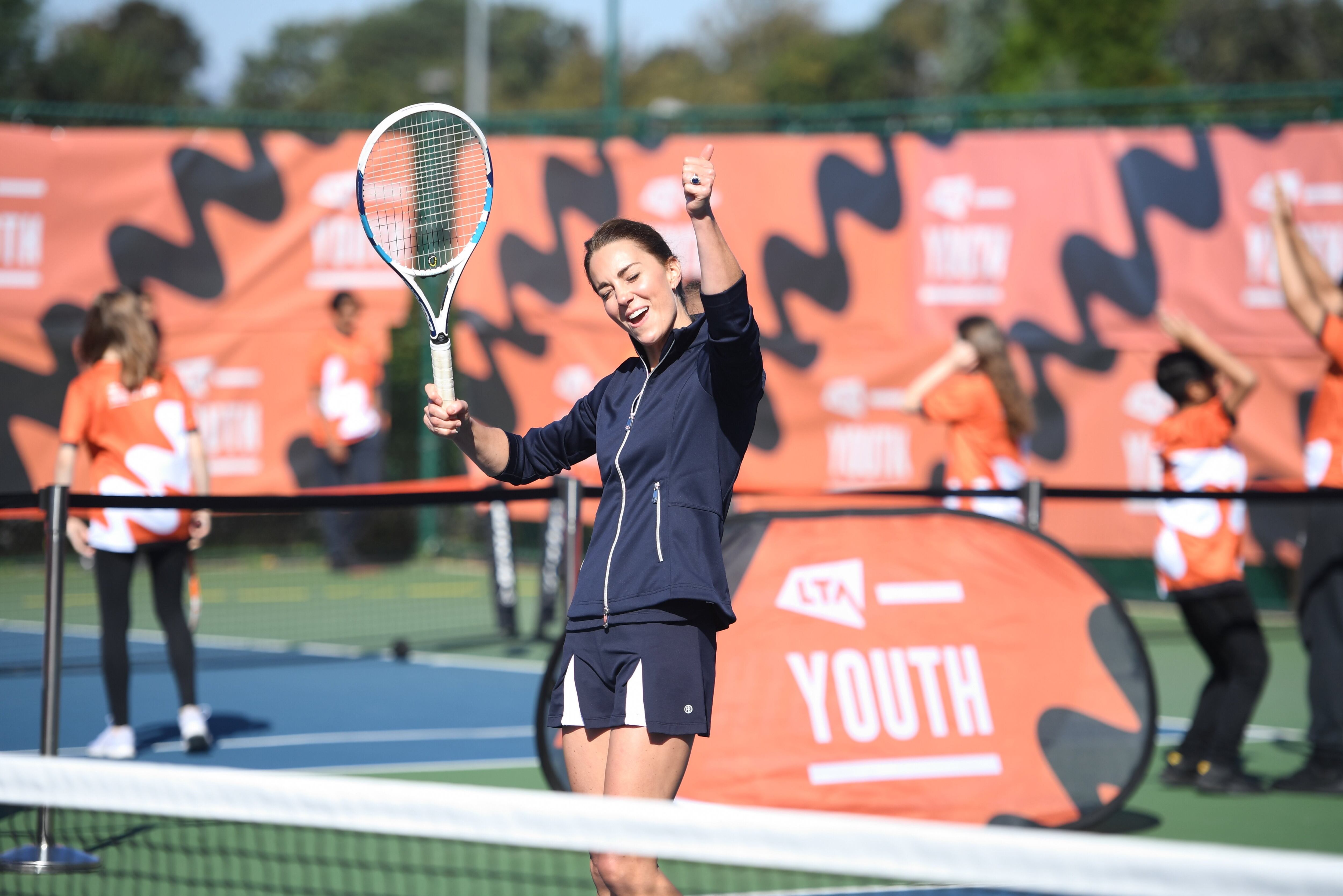 Kate Middleton, duquesa de Cambridge, muestra su entusiasmo en el partido de tenis que ha jugado junto a Emma Raducanu en Londres, el 24 de septiembre de 2021.