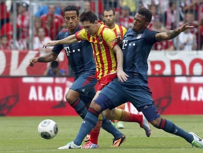 Messi disputa un bal&oacute;n con Thiago y Boateng.