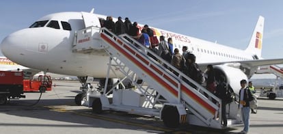 Los pasajeros del vuelo de la aerolínea a la capital andaluza, accediendo al avión