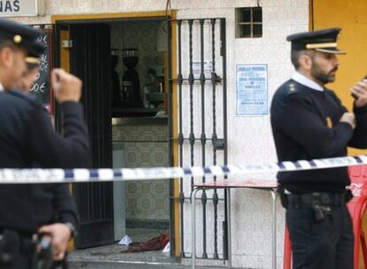 El bar del barrio sevillano de Los Pajaritos, donde un hombre de 45 años ha fallecido tras ser apuñalado