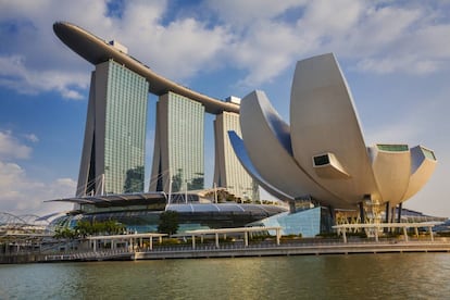 En la plataforma que une las azoteas de los tres rascacielos de Marina Bay Sands, a 200 metros sobre el suelo, se encuentran una piscina infinita, un mirador, jardines y restaurantes.