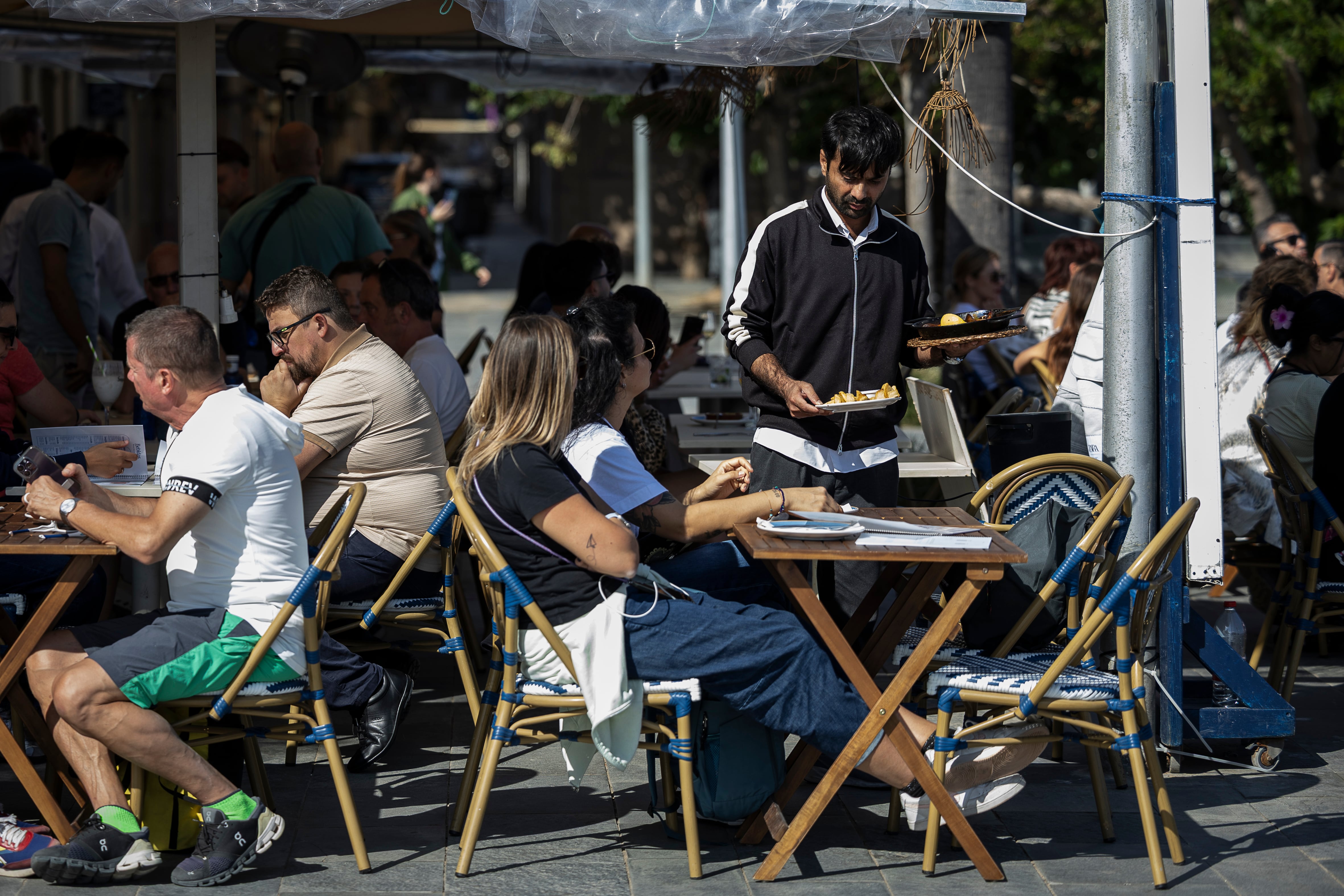 Terraza de un bar en el paseo marítimo de la Barceloneta, el pasado octubre.


