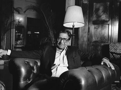 El escritor V. S. Naipaul, en París en 1992.