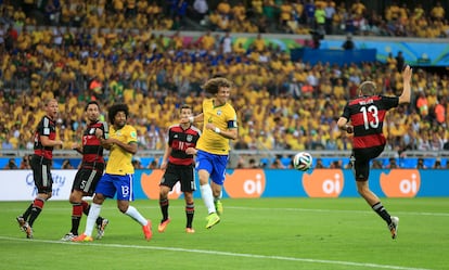 Thomas Muller (derecha) marca ante Brasil en el Mundial 2014.