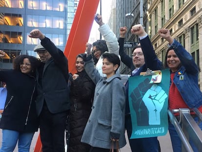 Un grupo de escritores latinos, creadores del movimiento 'Dignidad literaria' protestan contra la publicación de la novela 'American Dirt', en Nueva York, el pasado febrero.