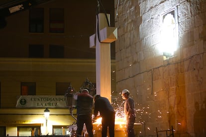 Retirada de la cruz franquista de la iglesia de San Martín de Callosa de Segura, ante un amplio despliegue de la Guardia Civil.