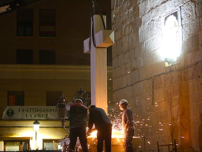 Retirada de la cruz franquista de la iglesia de San Martín de Callosa de Segura, ante un amplio despliegue de la Guardia Civil.