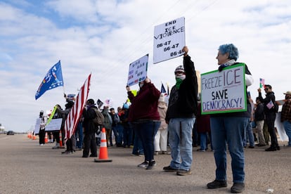 Personas protestan a las afueras del centro de detención en Texas.