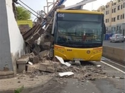 Caída de un muro sobre una guagua en Las Palmas de Gran Canaria