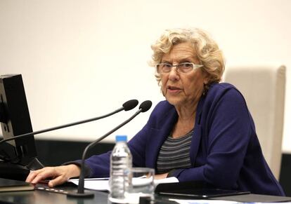 La alcaldesa de Madrid Manuela Carmena durante un pleno.