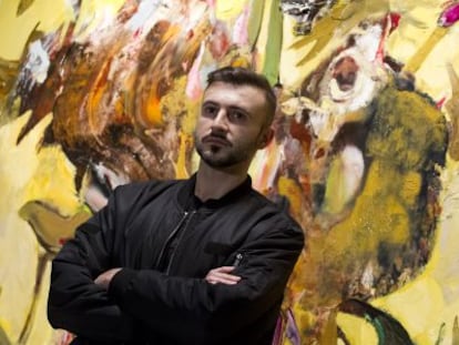 Adrian Ghenie, ante una de sus obras que se expone en Málaga.