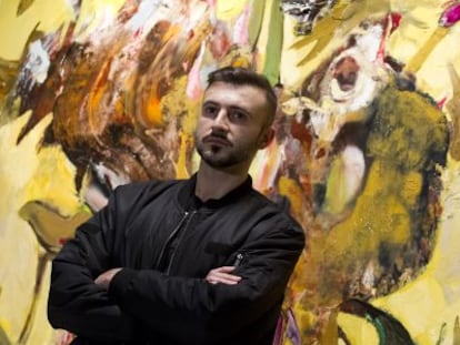 Adrian Ghenie, ante una de sus obras que se expone en M&aacute;laga.