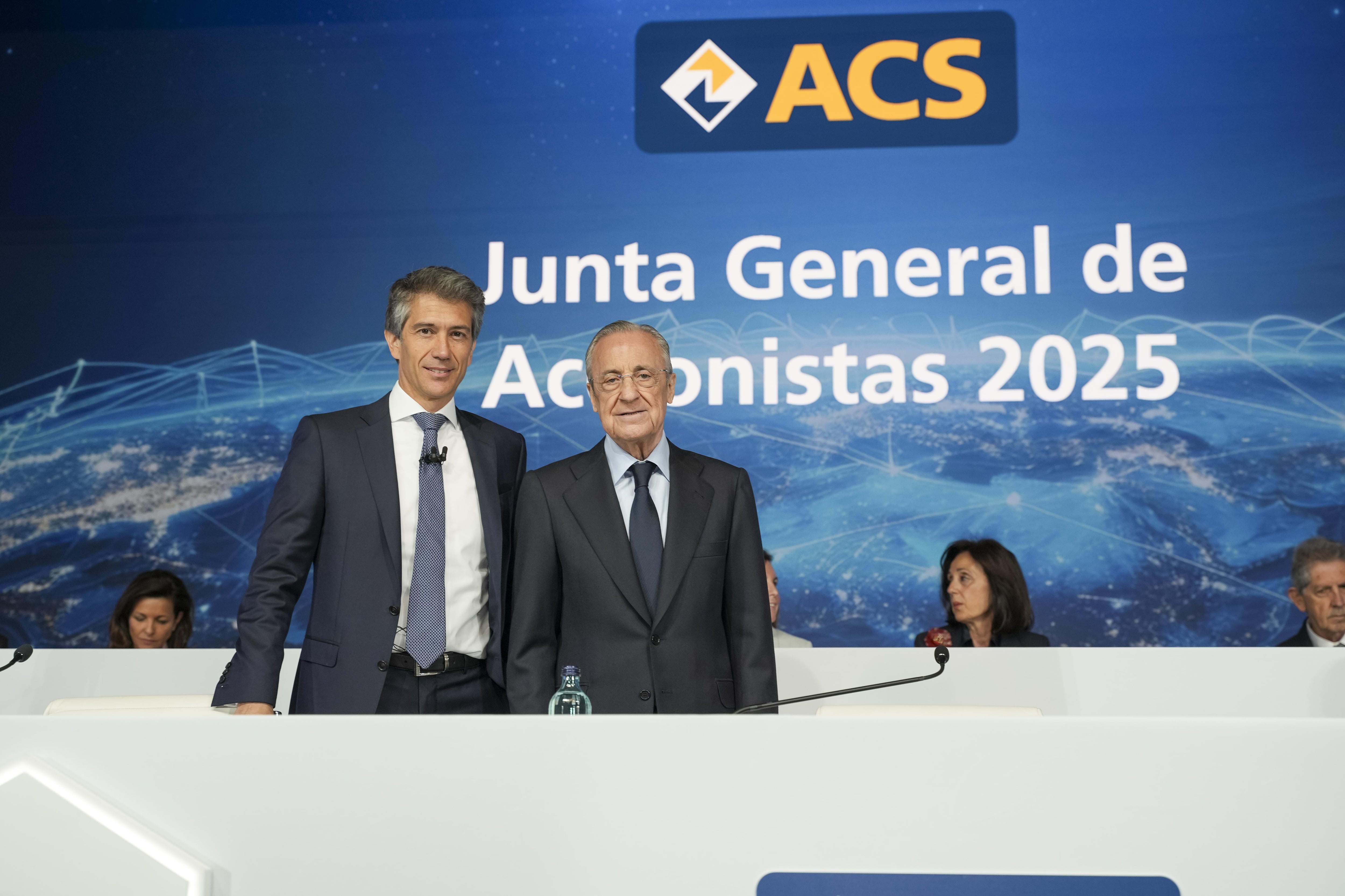 El consejero delegado de ACS, Juan Santamaría, junto al presidente del grupo, Florentino Pérez, el pasado 9 de mayo en la junta de accionistas de 2025.