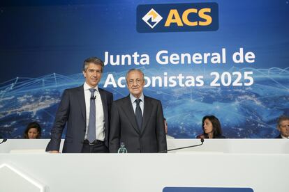 El consejero delegado de ACS, Juan Santamaría, junto al presidente del grupo, Florentino Pérez, el pasado 9 de mayo en la junta de accionistas de 2025.