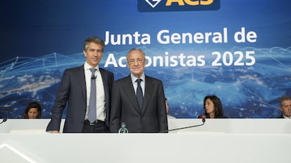 El consejero delegado de ACS, Juan Santamaría, junto al presidente del grupo, Florentino Pérez, el pasado 9 de mayo en la junta de accionistas de 2025.