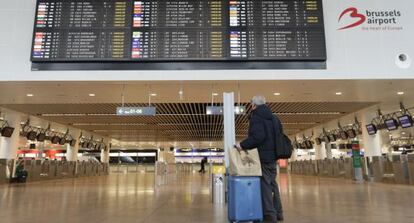 Aspecto de la zona de facturaci&oacute;n del aeropuerto de Bruselas este mediod&iacute;a. Todos los vuelos han sido cancelados.