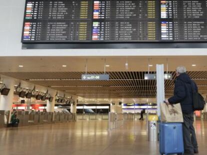 Aspecto de la zona de facturaci&oacute;n del aeropuerto de Bruselas este mediod&iacute;a. Todos los vuelos han sido cancelados.