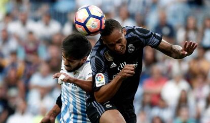 Recio (izquierda) lucha con Danilo por el balón en el Málaga-Real Madrid de mayo de 2017.