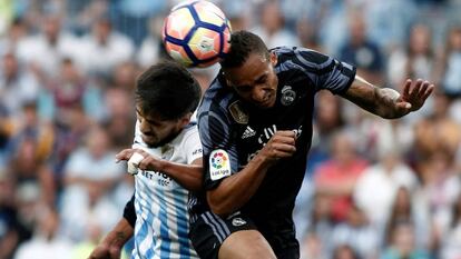 Recio (izquierda) lucha con Danilo por el balón en el Málaga-Real Madrid de mayo de 2017.