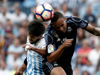 Recio (izquierda) lucha con Danilo por el balón en el Málaga-Real Madrid de mayo de 2017.