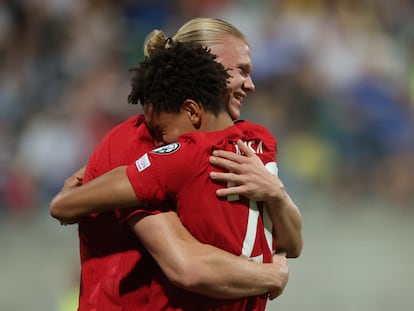 Erling Haaland celebra con Antonio Nusa un gol ante Chipre.