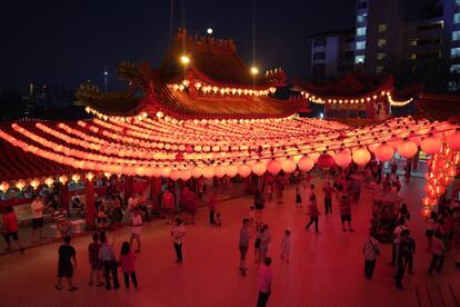 Os visitantes reúnem-se sob as luminárias de um templo em Kuala Lumpur, Malásia.