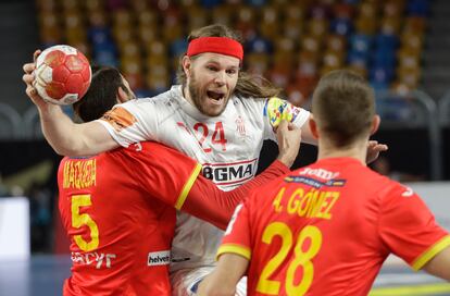 Mikkel Hansen (con el balón) trata de superar a Jorge Maqueda este viernes en la semifinal del Mundial entre España y Dinamarca.