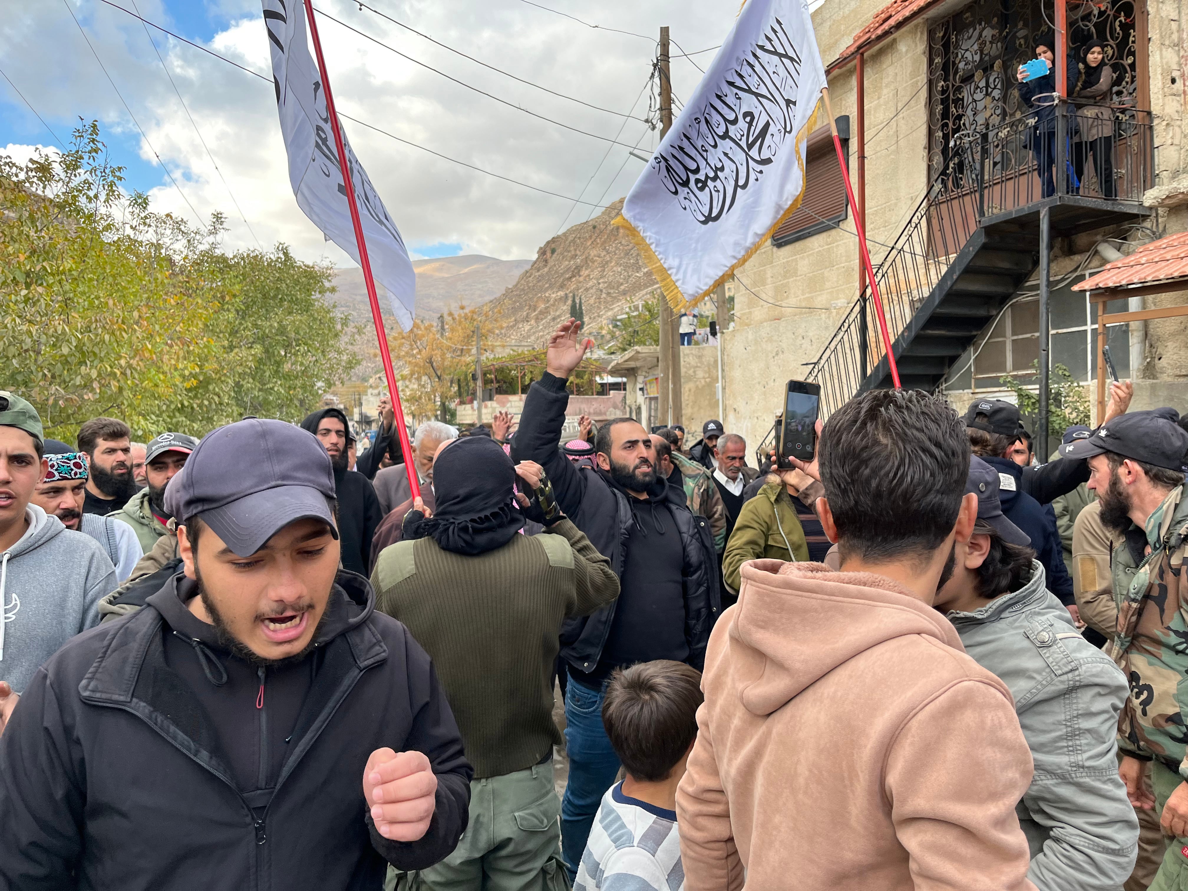 Un grupo entona cánticos islamistas durante el acto en homenaje a los muertos por la incursión israelí.