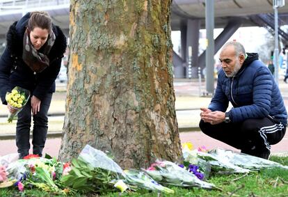La policía holandesa interroga este martes al principal sospechoso del tiroteo que causó este lunes tres muertos en la ciudad holandesa de Utrecht. En la imagen, dos personas colocan flores en las proximidades de la plaza 24 de octubre donde se produjo el suceso.