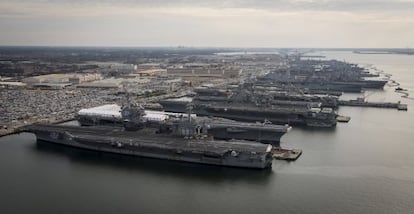 Varios portaaviones estadounidenses en el puerto de Norfolk (Virginia).