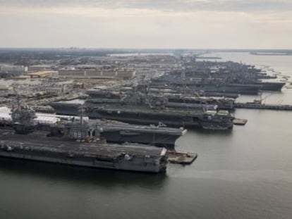 Varios portaaviones estadounidenses en el puerto de Norfolk (Virginia).