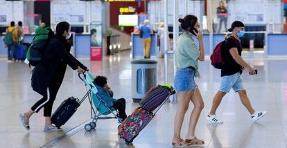 Pasajero en el aeropuerto de Málaga.