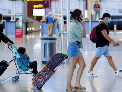 Pasajero en el aeropuerto de Málaga.