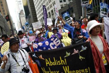 Manifestación contra las armas nucleares en la calle 42 de Nueva York.