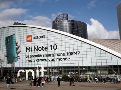 Un anuncio del Xiaomi Mi Note 10 en el distrito financiero de La Défense, en París, el pasado 4 de febrero.
