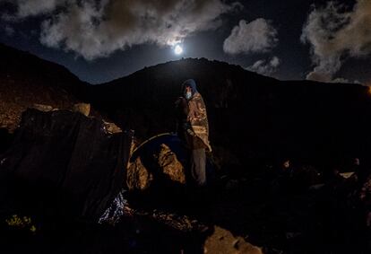 Un joven migrante acampa junto a la costa de Las Palmas tras su expulsión del campo Canarias 50, el pasado 28 Febrero.