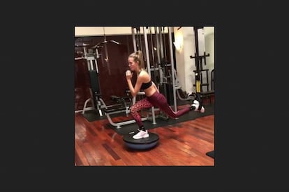 <p>Entrenando como un ángel. Así subtitulaba la modelo Josephine Skriver <a href="https://www.instagram.com/p/Bn-9HfdDw4F/" rel="nofollow" target="_blank">un vídeo</a> donde muestra su rutina de gimnasio en los días previos a calzarse las alas de Victoria's Secret. "Este ejercicio no es una sentadilla, <strong>es más un lunge</strong>. Incorporar el bosu mejora la propiocepción de la musculatura implicada (cuádriceps, psoas, glúteos)".</p> <p>Un ejercicio completito, no apto para principiantes. "Este ejercicio <strong>conlleva una ejecución técnica compleja al usar el TRX</strong>. Por si fuera poco, el ritmo de ejecución incrementa el esfuerzo cardiovascular y la potencia".</p>