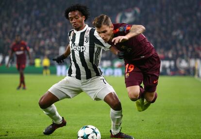 El jugador del Barcelona Barcelona Lucas Digne pelea un balón con el jugador del Juventus Juan Cuadrado.