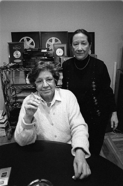 Vainica Doble, dúo musical, foto posada de las integrantes Carmen Santonja y Gloria van Aerssen.