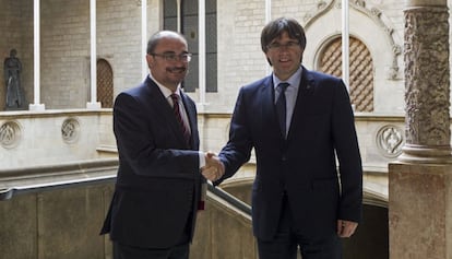 Puigdemont i Lambán se saluden abans de la reunió d'aquest dilluns al Palau de la Generalitat.