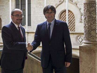 Puigdemont i Lambán se saluden abans de la reunió d'aquest dilluns al Palau de la Generalitat.