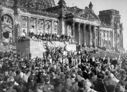 Berlineses, en una manifestación en 1948 delante de las ruinas del 'Reichstag', protestan contra el sistema comunista. Las fuerzas de seguridad rusas abrieron fuego en otra concentración en la que se quitó la bandera soviética de la puerta de Brandenburgo.