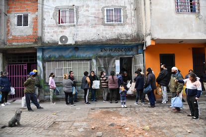 Vecinos de Ciudad Oculta, en la ciudad de Buenos Aires, hacen fila frente al comedor comunitario En-Haccore a la espera de una ración de comida, el 16 de junio de 2022.