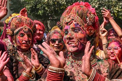 Una chica vestida como la diosa Radha, baila junto con los devotos durante las celebraciones de Holi en un templo en Amritsar, el miércoles.